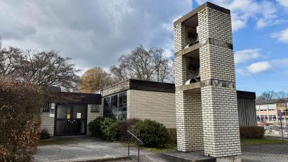 Bild: Gabi Schönberger
Der Flachbau mit dem markanten Glockenturm sucht ab April eine neue Nutzung. Das evangelische Gemeindezentrum Kreuz Christi wird verkauft.