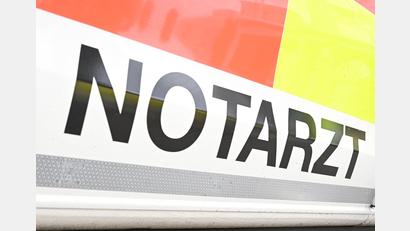 Bild: Bernd Weißbrod/dpa
Ein Kleintransporter stürzt in die Lechstaustufe in Urspring. Für den 77-Jährigen am Steuer kommt jede Rettung zu spät. (Symbolbild)