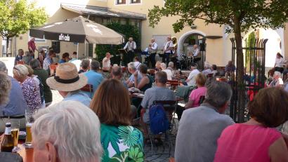 Archivbild: mh
Sehr beliebt sind die Marktplatzkonzerte von LuhKulTour. Heuer wird die 20-köpfige Metro Big Band aus Weiden aufspielen.