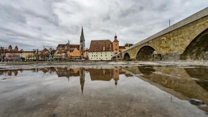 Archivbild: Armin Weigel/dpa
Auf der Donau in Regensburg bildet sich derzeit Schaum.