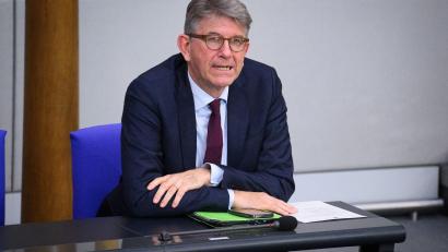 Bild: Bernd von Jutrczenka/dpa
Kulturstaatsminister Wolfram Weimer findet seine Entscheidung zum Ausschluss dreier Buchläden vom Deutschen Buchhandlungspreis richtig. (Archivbild)