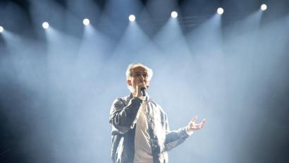 Bild: Boris Roessler/dpa
Jan Böhmermann will 2027 wieder in mehreren deutschen Städten auf der Bühne stehen. (Archivfoto)