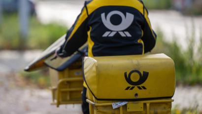 Bild: Monika Skolimowska/dpa
Briefe auf dem Weg zum Briefkasten - es werden immer weniger.