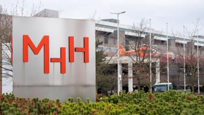 Bild: Julian Stratenschulte/dpa
Die Ermittlungen gegen den Arzt der Medizinischen Hochschule Hannover (MHH) laufen seit vergangenem Jahr. (Archivbild)