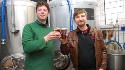 Bild: Thorsten Schreiber
Der Tirschenreuther Lions-Club-Präsident Sebastian Jokiel (rechts) und Braumeister Ludwig Koch vom Brauhaus Floß haben einen ersten Schluck "Donator" probiert und stoßen damit auf ein erfolgreiches Starkbierfest im Kettelerhaus an.