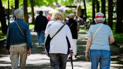 Bild: Christoph Soeder/dpa
Seniorinnen und Senioren erhalten höhere Bezüge. (Symbolbild)