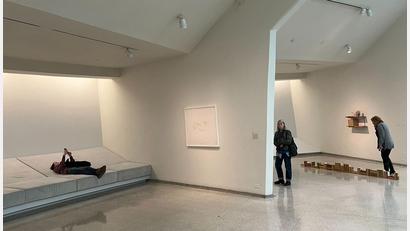 Bild: Christina Horsten/dpa
Chillen im Museum - Künstlerin Carol Bove macht es möglich.