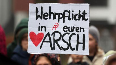 Bild: Bernd Wüstneck/dpa
Bundesweit wollen junge Menschen gegen die Wehrpflicht auf die Straße gehen. (Archivbild)