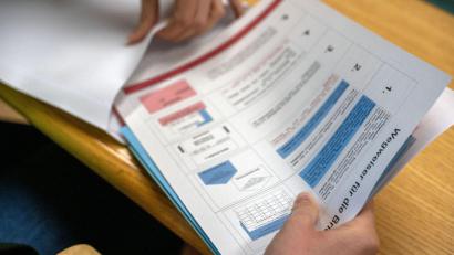 Symbolbild: Pia Bayer/dpa
So klappt die Briefwahl: Die ausgefüllten Stimmzettel müssen in den weißen Umschlag. Nicht ineinandergefaltet, sondern einzeln. Der weiße Umschlag kommt zugeklebt zusammen mit dem ausgefüllten und unterschriebenen Wahlschein in den roten Umschlag.