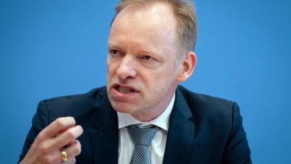 Bild: Kay Nietfeld/dpa
Ifo-Präsident Clemens Fuest hält wenig von einem möglichen Tankrabatt. (Archivbild)