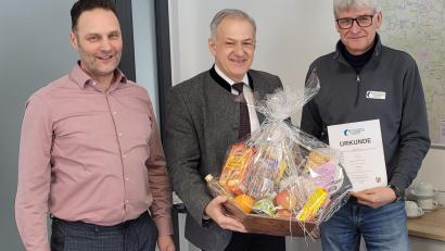 Bild: Johannes Schießl
Matthias Götz Geschäftsleiter der Steinwaldgruppe, Landrat und Verbandsvorsitzender -Roland Grillmeier gratulieren den Jubilar Gerd Ziegler zu seinem 40. Dienstjubiläum bei der Steinwaldgruppe. (von rechts).