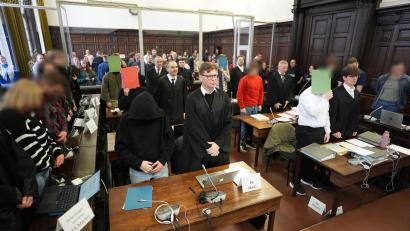 Bild: Marcus Brandt/Pool dpa/dpa
Acht Angeklagte müssen sich vor dem Staatsschutzsenat des Hanseatischen Oberlandesgerichts verantworten.