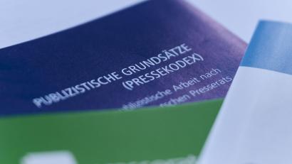 Archivbild: Annette Riedl
„Pressekodex“ steht auf einem Heft, das in den Büroräumen des Deutschen Presserates liegt.