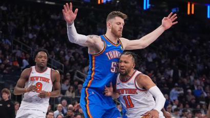 Bild: Frank Franklin II/AP/dpa
Oklahomas Isaiah Hartenstein (M) verletzte sich in der Partie gegen die New York Knicks an der Wade.