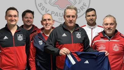 Bild: Schäffer
Die Führungsmannschaft des SSV Paulsdorf freut sich auf den ab der kommenden Saison neue Trainer Oliver Ruschitzka-Stigler (Dritter von rechts). Von links:
3. Vorstand Thomas Aschenbrenner, Neuer Spartenleiter Jochen Niering, Teammanager Thomas Ponath, Scheidender Spartenleiter Markus Schäffer, 
1. Vorstand Hans-Jürgen Hammer.