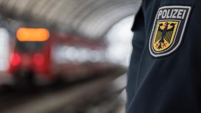 Symbolbild: Bundespolizei
Eine 25-jährige Frau attackiert Bundespolizisten am Bahnhof Weiden.