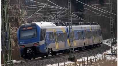 Bild: Peter Kneffel/dpa
Auf der Strecke der Mangfallbahn kommt es derzeit zu kräftigen Einschränkungen. (Archivbild)
