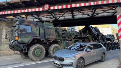 Bild: Heike Unger
Die Ladung des Bundeswehr-Transporters war für die Bahnunterführung in Amberg knapp einen halben Meter zu hoch.
