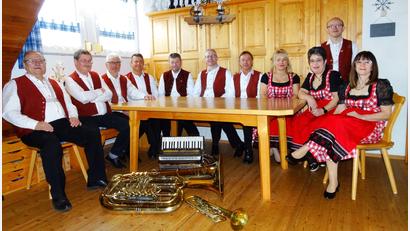 Bild: Michaela Schuller/exb
Die Störnsteiner Blasmusik stellt sich in den Dienst der guten Sache.