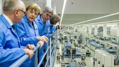 Bild: Siemens AG
23. Februar 2015: Die damalige Bundeskanzlerin Angela Merkel (Zweite von links) besucht das Elektronikwerk Amberg während der Nachmittagsschicht. Auch der damalige Siemens-Chef Joe Kaeser (Dritter von links) ist dabei.