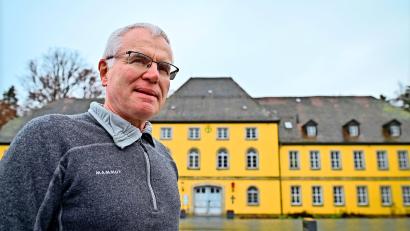 Bild: Florian Miedl
Der Bad Alexandersbader Gemeinderat und Chirurg Dr. Thomas Beer ist entsetzt. Er empfindet es als "schaurige Vorstellung", dass im markgräflichen Schloss nun ein Impfgegner und Straftäter praktiziere.