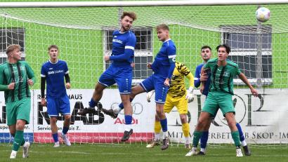 Archivbild: Gerhard Büttner
Für die SpVgg SV Weiden (blaue Trikots, Szene aus einem früheren Spiel) stehen nun drei Heimspiele in Folge in der Bayernliga Nord an. Den Anfang macht man am Freitag gegen den FSV Stadeln.
