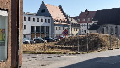 Bild: Petra Hartl
Noch dient das Bürgerspital-Areal in Amberg als Parkplatz für das benachbarte Hotel. Doch für den Herbst plant das Amberger Werkvolk den Baubeginn für 56 bezahlbare Wohnungen und 77 Tiefgaragenplätze.