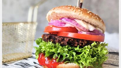 Bild: Doreen Hassek/haupstadtkueche.blogspot.com/dpa-tmn
In der EU dürfen vegetarische Produkte ohne Fleisch weiter als „Veggie-Burger“ verkauft werden. (Symbolbild)