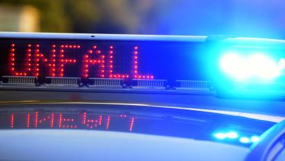 Bild: Stefan Puchner/dpa
In Kirchheim ist in der Nacht ein 15-Jähriger mit einem Auto gegen einen Baum gefahren und hat dabei sich und zwei weitere Menschen verletzt. (Symbolbild)