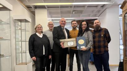 Bild: Stadt Marktredwitz/Anja Peltzer
Bei der Übergabe der Unterlagen (von links): Edith Kalbskopf (Leiterin des Stadtarchivs Marktredwitz), Stefan Falter (Geschäftsleiter Stadt Waldershof), Oberbürgermeister Oliver Weigel, Tobias Damberger (Verwaltungsangestellter im Stadtarchiv Marktredwitz), Bürgermeisterin Margit Bayer (Stadt Waldershof) und Max Plail (Archivar im Stadtarchiv Marktredwitz).