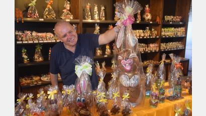 Bild: fz
Markus Welsch präsentiert eine seiner unzähligen Schoko-Kreationen.