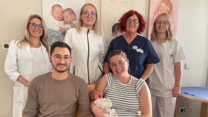 Bild: Friedrich Peterhans/KNO
Patrick und Sandra Hofmann (vorne) aus Krummennaab freuen sich über ihre Linda, die an Heiligabend zur Welt kam. Dazu gratulieren (stehend, von links) Dr. Silvie Felixova, Dr. Gabriela Dinu, Hebamme Ruth Mahal-Neumayr und Krankenschwester Leni Richtmann.