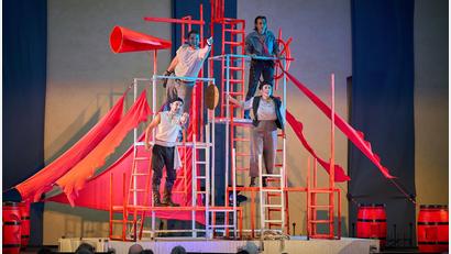 Bild: Bernt Haberland/exb
Das Ensemble Persona bringt Herman Melvilles Klassiker "Moby Dick" als Schauspiel mit Musik auf die Bühne des Stadttheaters Amberg.