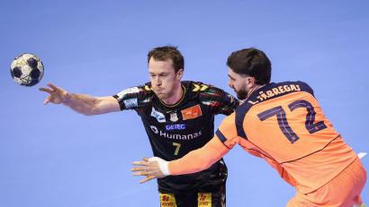 Bild: Ronny Hartmann/dpa-Zentralbild/dpa
Felix Claar (l) war bester SCM-Schütze