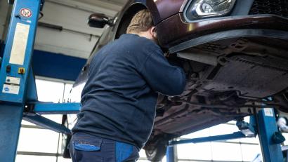 Bild: Hannes P Albert/dpa
Die Zahl der Handwerks-Insolvenzen stieg laut Creditreform besonders deutlich im Kfz-Gewerbe.