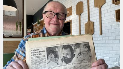 Bild: Völkl
Hans Strobel hat alle Zeitungsausschnitte über die Erfolge seiner Frau gesammelt.