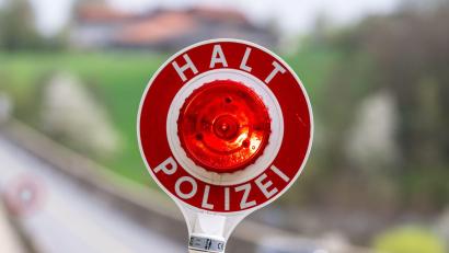 Symbolbild: Armin Weigel/dpa
Ein Gefahrgut-Lkw wurde auf der B 470 bei Pressath gestoppt.