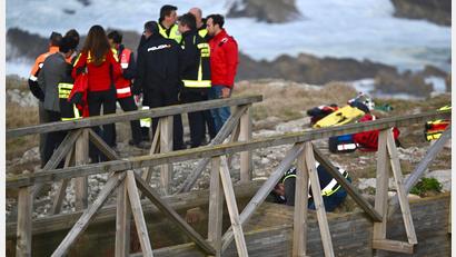 Bild: Nacho Cubero/EUROPA PRESS/dpa
Zwei Tage nach dem Einsturz eines Holzstegs an der Küste der spanischen Region Kantabrien ist die letzte Vermisste tot gefunden worden. Die Zahl der Todesopfer des Unglücks vom Dienstag steigt damit auf sechs. Nur eine Frau überlebte.