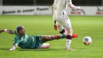 Bild: Hubert Ziegler
Intensität und Zweikampfstärke gefordert: Gegen den ASV Cham muss die DJK Gebenbach um Ertugrul Er (links) voll dagegen halten.