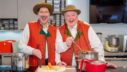 Bild: Andreas Arnold/dpa
Gemeinsam kochen und singen - in Frankfurt gab das Duo aus dem „Wildecker Herzbuben“ Wolfgang Schwalm und dem Fernsehkoch Mirko Reeh eine Kostprobe.