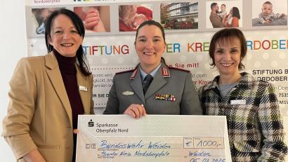 Bild: Friedrich Peterhans, KNO
Grit Mediger (links) und Anja Schricker (rechts) vom Bunten Kreis freuen sich über eine Bundeswehr-Spende, die Oberstleutnant Hekja Werner übergab.