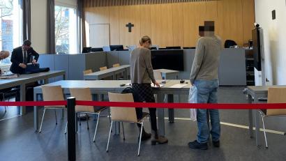 Bild: juh
Tag 17 im Champagner-Prozess: Zum ersten Mal seit Verhandlungsbeginn im Dezember betritt der Angeklagte den Saal im Landgericht in Weiden ohne Fußfessel.