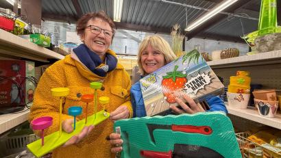 Bild: Wolfgang Steinbacher
Elfriede Stauber (links) und Sabine Singer sind im Kaufrausch. Schon mehrmals waren sie beim Räumungsverkauf in der Fundgrube. Am Donnerstag wurden sie wieder fündig – die beiden haben Kerzenhalter für Ostern und Gartenwerkzeuge ergattert.