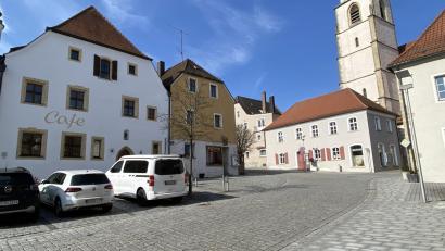Bild: Völkl
Am Oberen Markt entstehen (rechts von Baum in der Bildmitte) drei zusätzliche Parkplätze. Zugleich wird der Engstellenbereich sicherer.