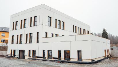 Bild: Markgraf
Das neue Markgraf-Bürogebäude ist nahezu fertiggestellt. Für die Inbetriebnahme sind jedoch noch Arbeiten an der Außenanlage erforderlich. Der Einzug ist ist Mitte/Ende März geplant.