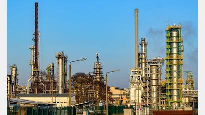 Bild: Patrick Pleul/dpa
Erleichterung bei der Ölraffinerie PCK im Nordosten Brandenburgs: Die deutschen Rosneft-Töchter sind dauerhaft von den US-Ölsanktionen ausgenommen. (Archivbild)