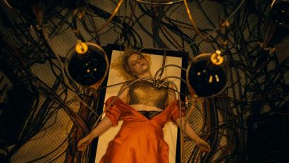 Bild: -/Courtesy of Warner Bros. Pictures/dpa
Frankensteins Braut bekommt kurzerhand den Namen Penélope, obwohl sie in ihrem früheren Leben anders hieß. (Handout-Foto)