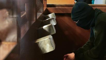 Bild: Sebastian Gollnow/dpa
Der Angeklagte hatte vor Gericht zugegeben, „einen Menschen gegriffen“ und ihm einen großen Schnitt versetzt zu haben. (Archivbild)