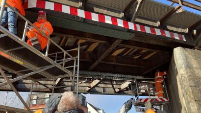 Bild: Lucia Grünwald
Am Donnerstag mussten Experten die Statik der Brücke überprüfen.