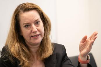 Bild: Markus Lenhardt/dpa
Amy Pope, Chefin der UN-Organisation für Migration, rät wegen des Iran-Kriegs zur Notfallplanung.